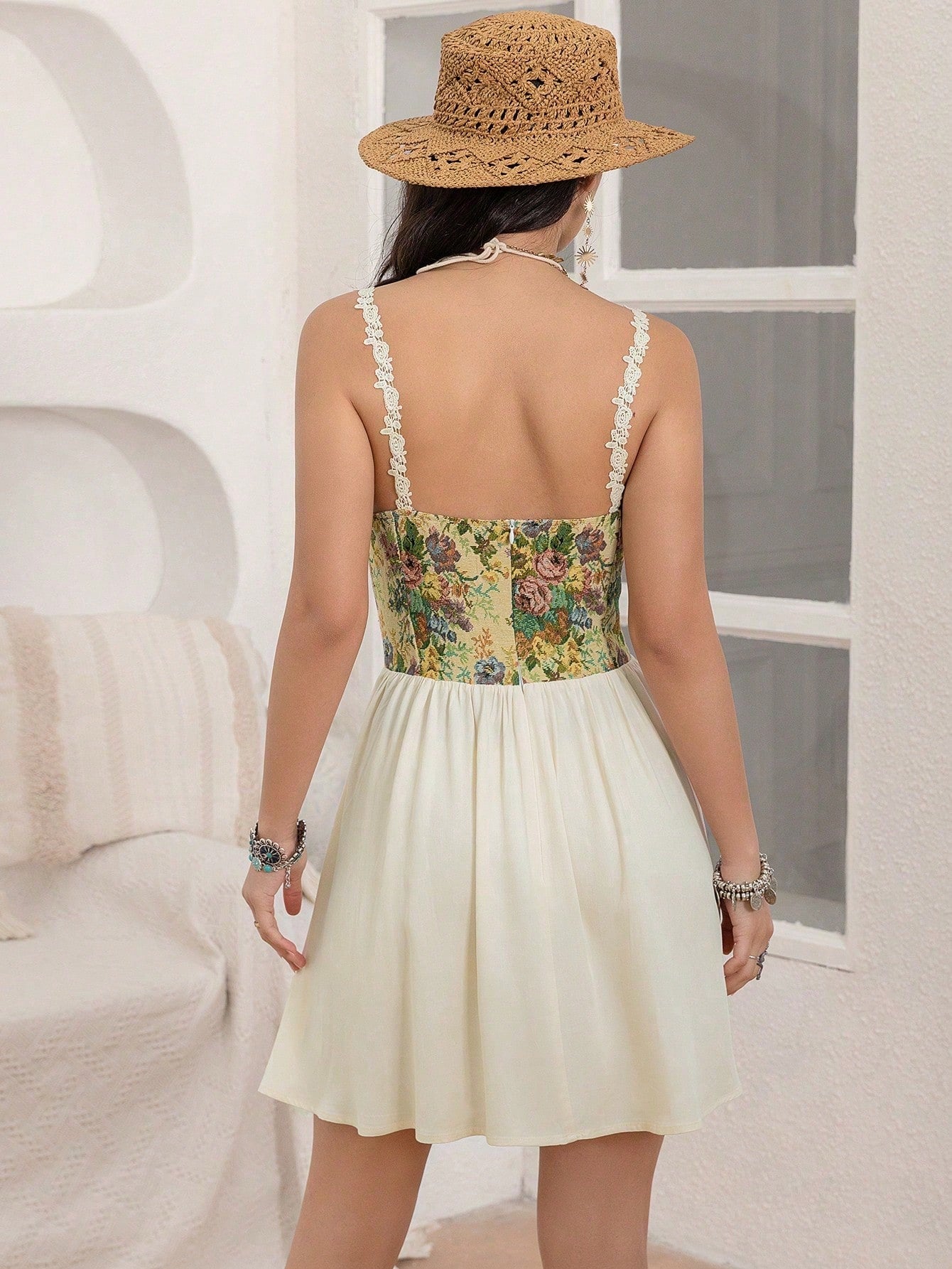 Vestido retro con tirantes finos y cintura ajustada a juego