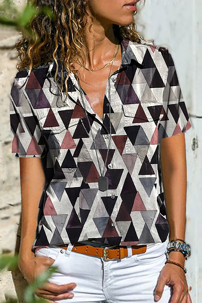 Blusa informal con cuello camisero, hebilla y patchwork con estampado urbano