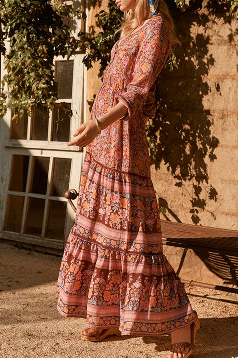 Vestido bohemio universitario con estampado floral y escote en V ahuecado.