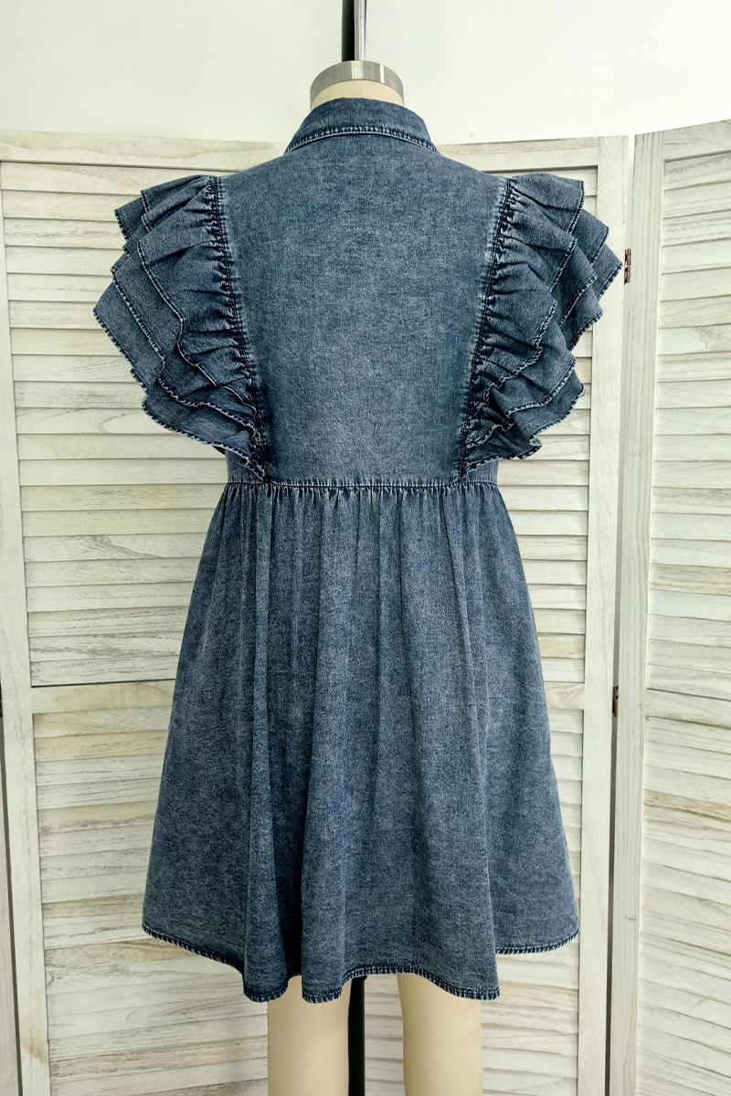 Vestido vaquero informal de manga corta con cuello vuelto, bolsillos desgastados y volantes en color liso