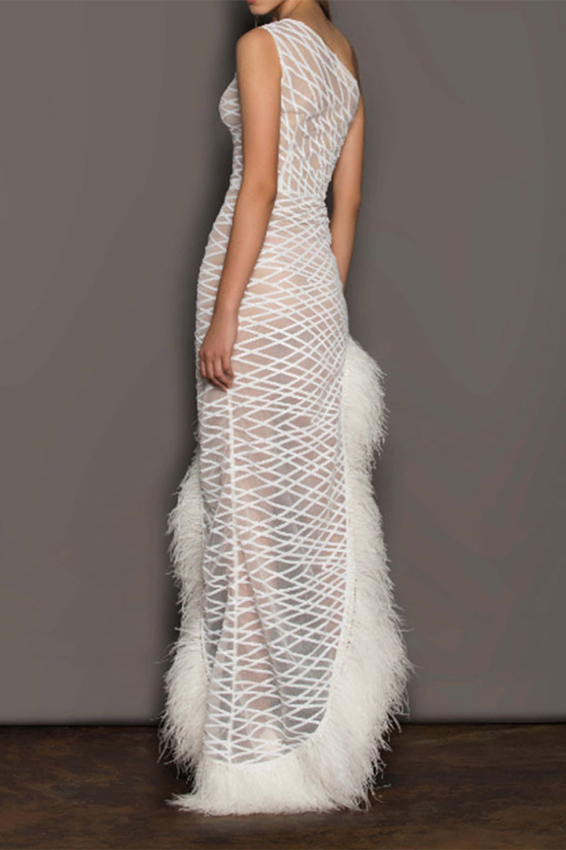 Vestidos de noche sexys de fiesta con hombros caídos, malla irregular y dobladillo de plumas