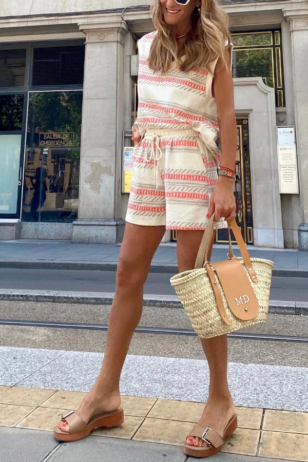 Conjunto de top dolman con estampado de rayas beige y pantalones cortos con cordón