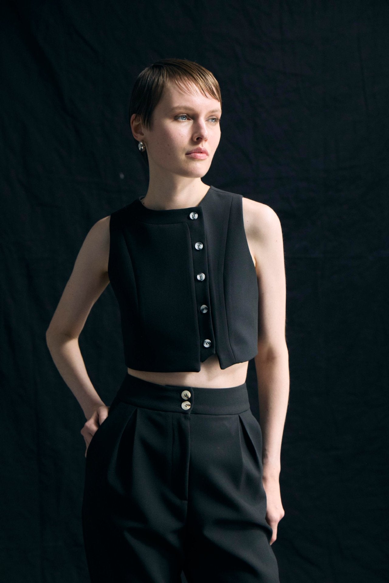 Conjunto de dos piezas formado por chaleco sin mangas y pantalón corto de cintura alta para mujer, primavera y verano