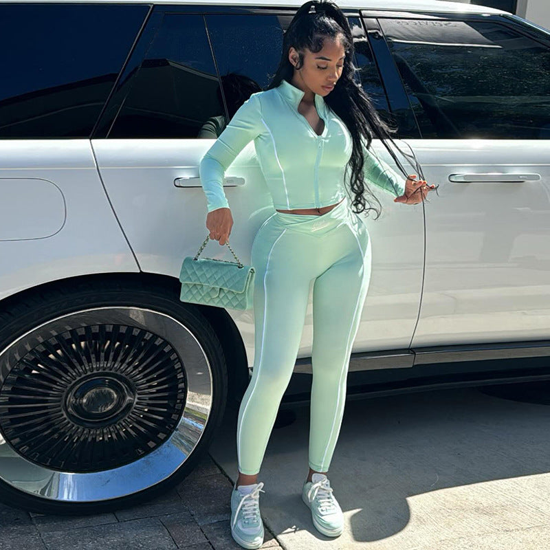 Conjunto de top y pantalones ajustados de manga larga con cuello halter y estampado de leopardo para mujer