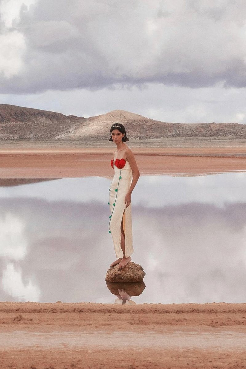 Vestido largo con abertura alta y detalles de Belle Rose