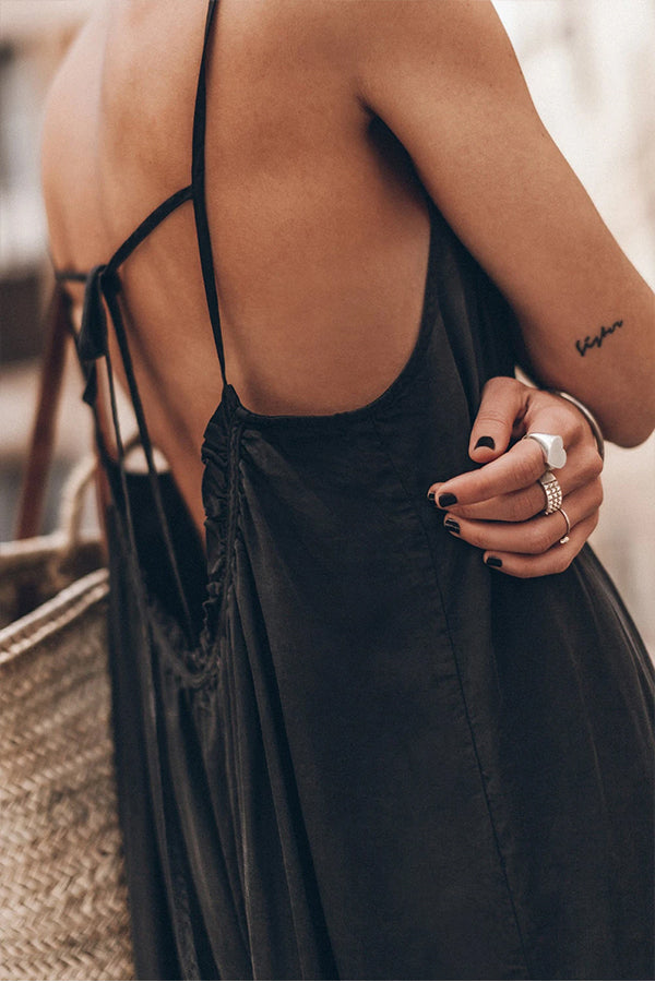 Mono negro con volantes, escote, tirantes, espalda descubierta y pierna ancha