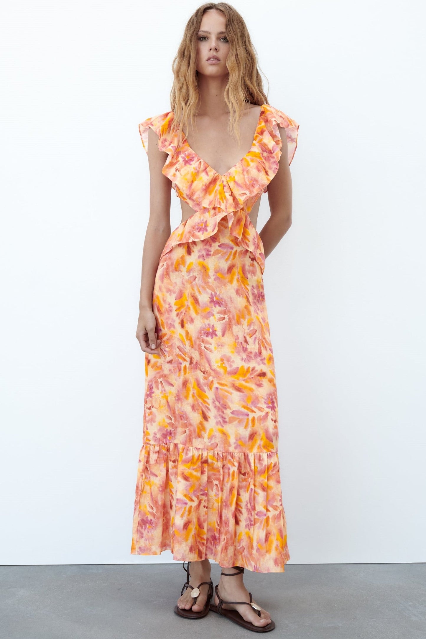 Vestido midi con volantes en el bajo y tirantes cruzados con estampado abstracto 