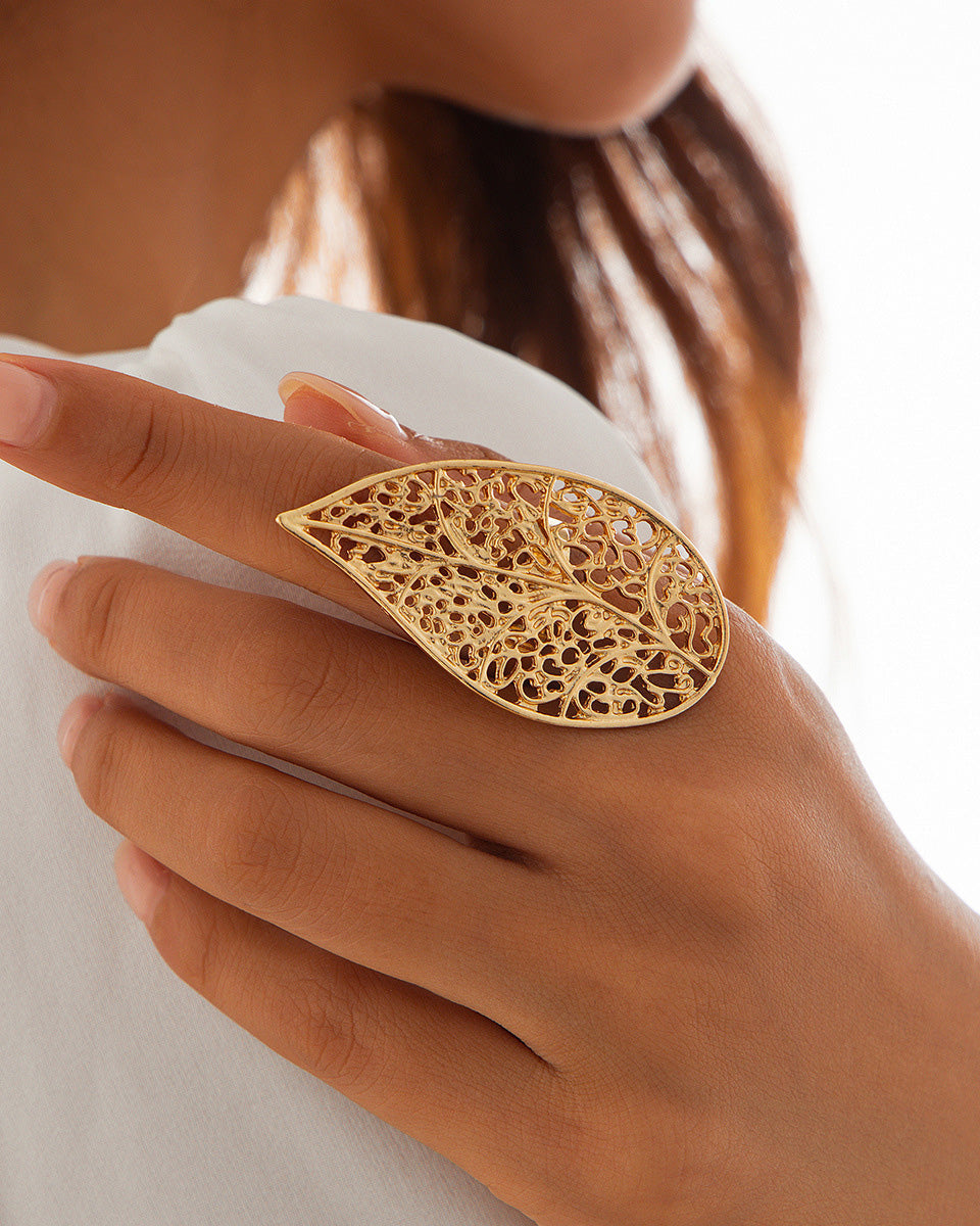 Exaggerated Metallic Ruffled Imitation Pearl Ring