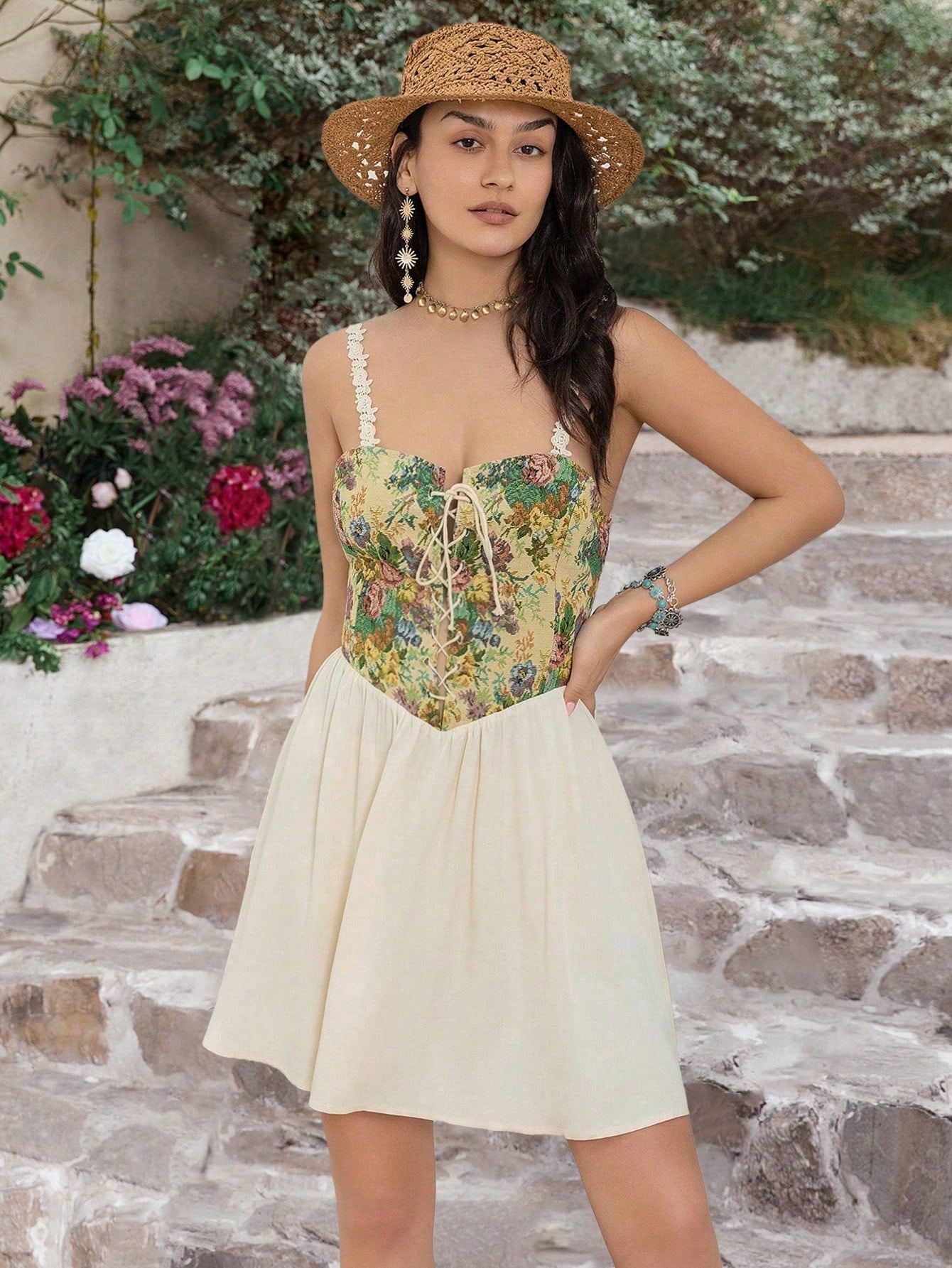 Vestido retro con tirantes finos y cintura ajustada a juego