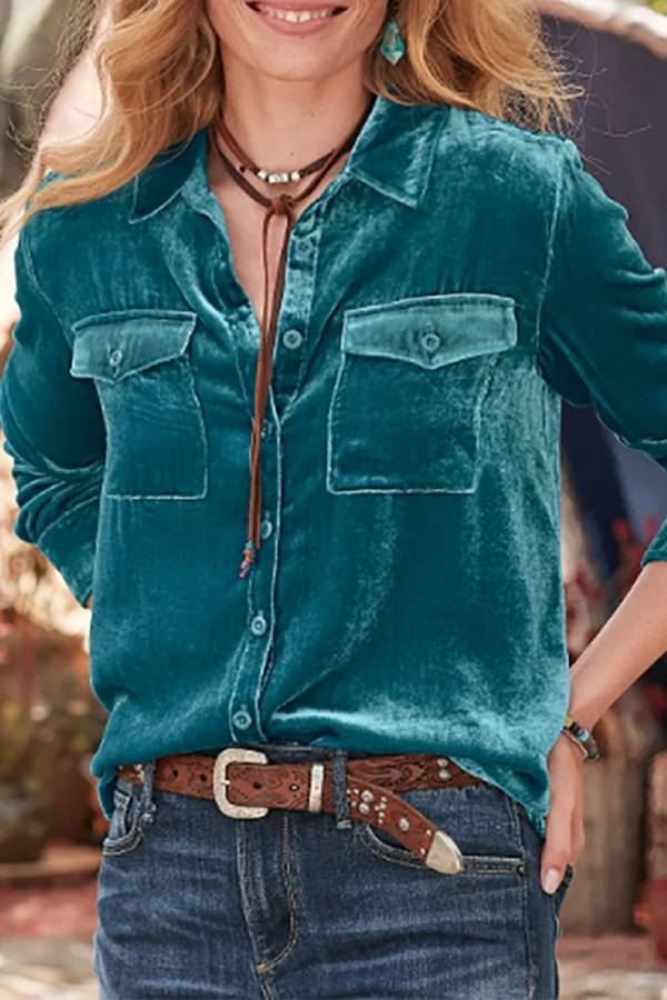 Blusa de terciopelo de manga larga con cuello de solapa retro y detalle de bolsillos abotonados