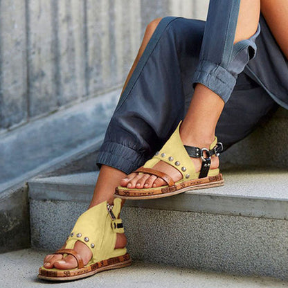 Zapatos cómodos abiertos con remaches de moda diaria