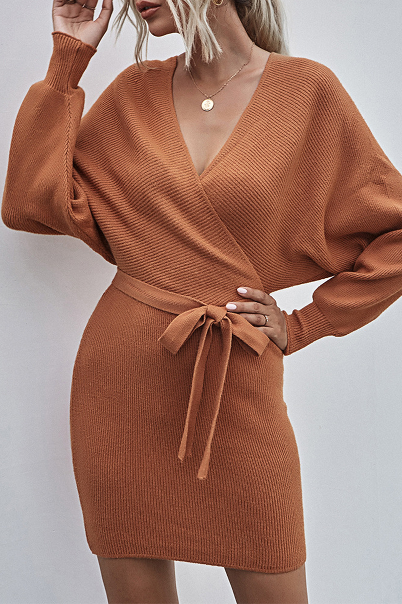 Elegante vestido con falda y cinturón, color liso y escote en V