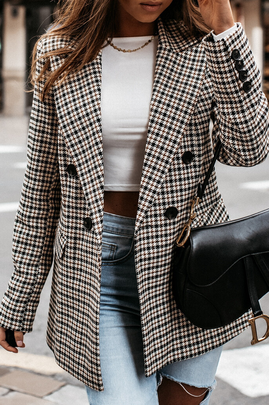 Prenda exterior informal de calle con cuello vuelto, botones y abertura en la unión a cuadros