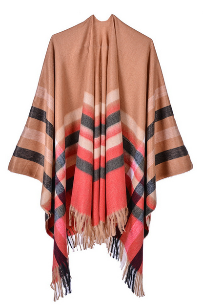 Prendas de abrigo informales con borlas y retazos urbanos