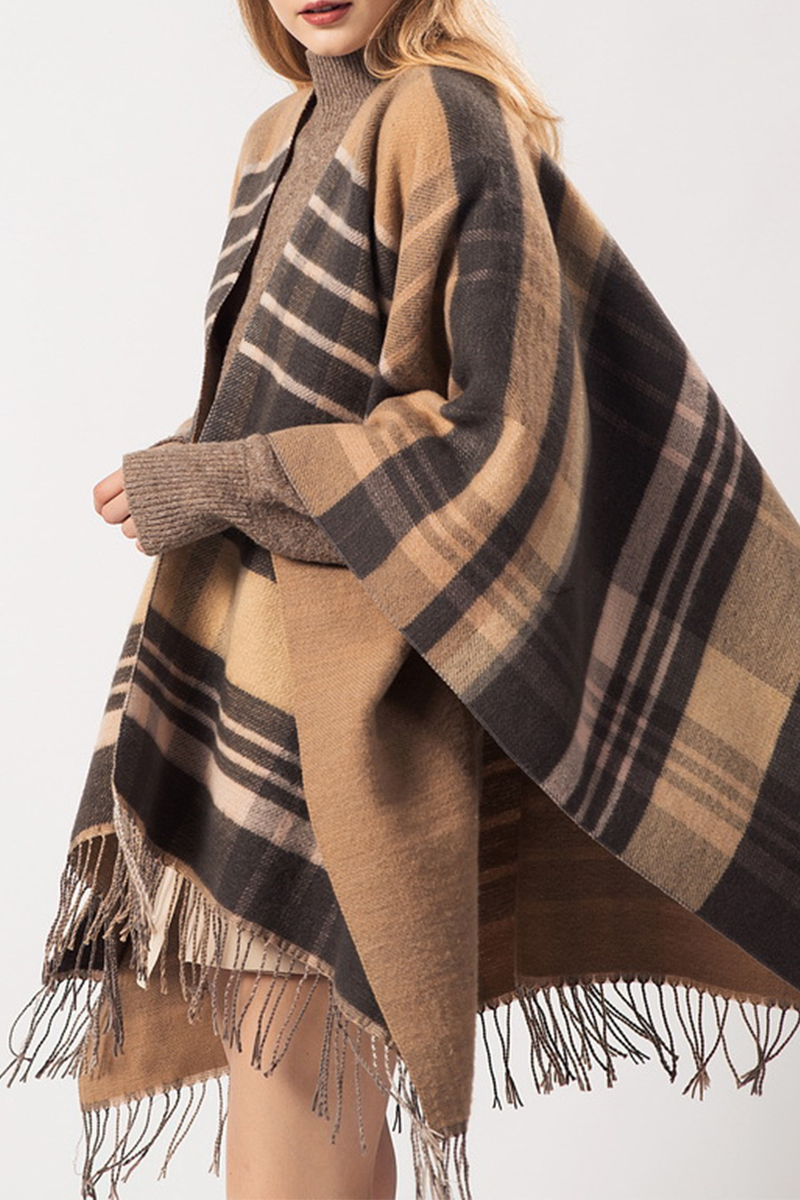 Prendas de abrigo informales con borlas y retazos urbanos