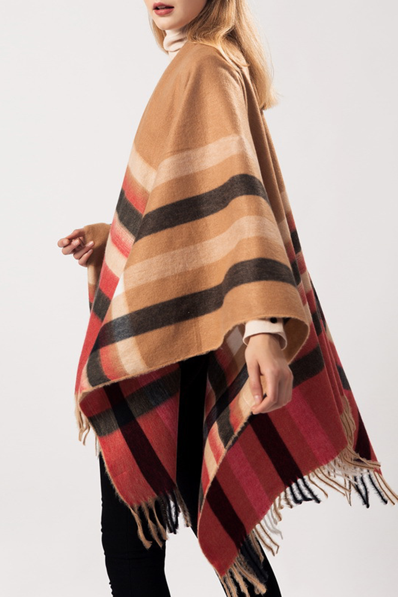 Prendas de abrigo informales con borlas y retazos urbanos