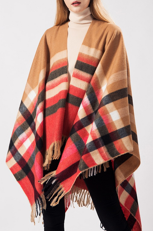 Prendas de abrigo informales con borlas y retazos urbanos