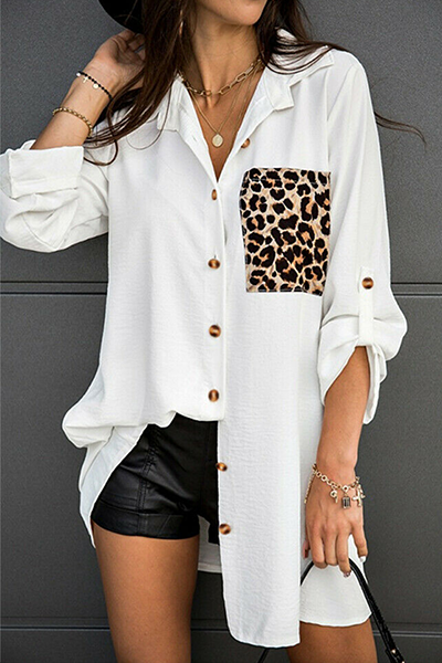 Blusa informal con cuello vuelto y hebilla con abertura en la unión de leopardo