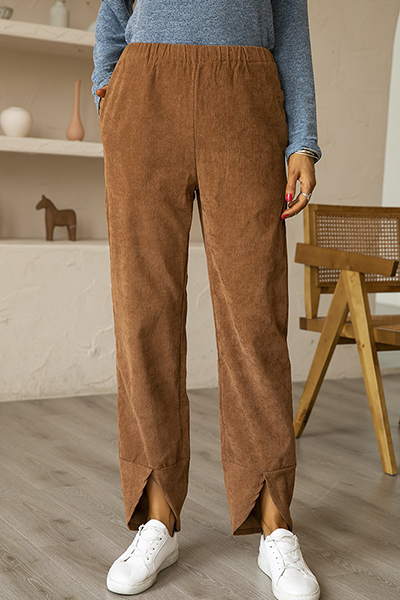 Pantalones casuales de color liso con abertura y bolsillos rectos