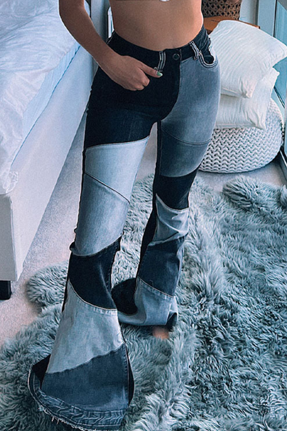 Vaqueros de mezclilla con corte de bota, cintura alta y desgarros de patchwork informales