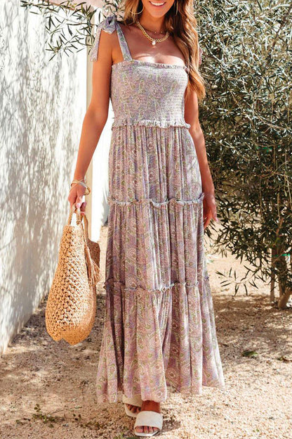 Vestido bohemio elegante con estampado floral y cuello cuadrado tipo frenillo.