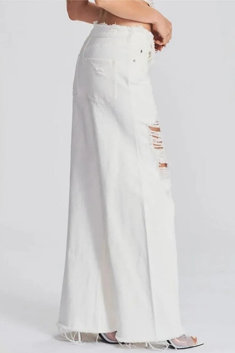 Vaqueros casuales de talle medio, rasgados, lisos y con parches (sujeto al modelo real)