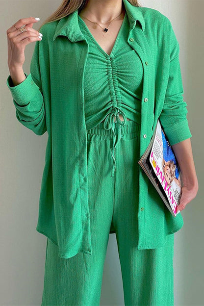 Conjunto informal de tres piezas con cuello vuelto, manga larga y cordón ajustable (camisa, chaleco y pantalón)