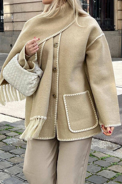 Prenda exterior informal de estilo británico con cuello tipo bufanda y borlas sólidas en contraste