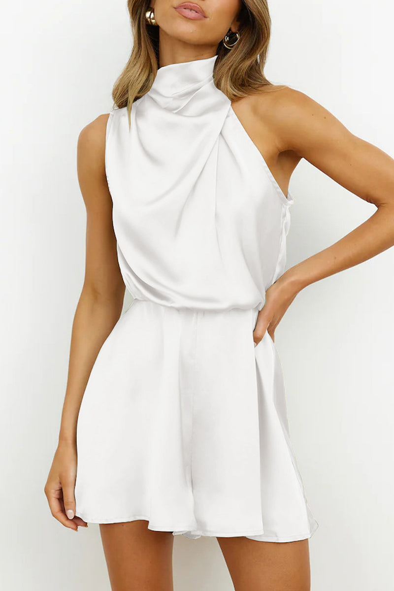 Mono elegante con cuello halter y pliegues sólidos