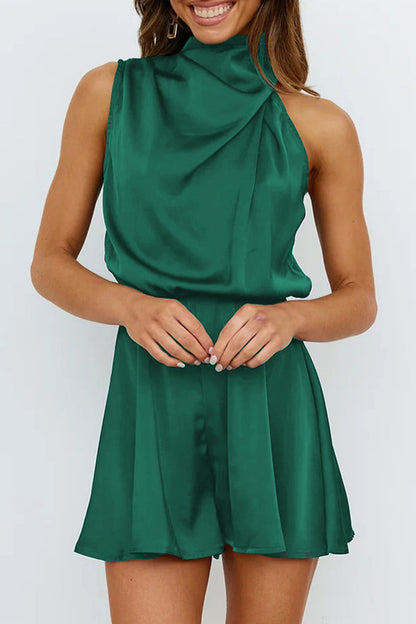 Mono elegante con cuello halter y pliegues sólidos