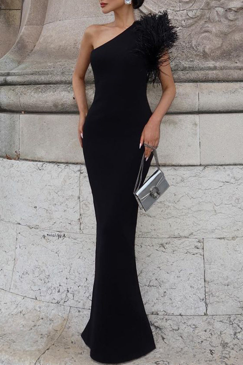 Elegante vestido de noche formal con plumas lisas y cuello oblicuo.