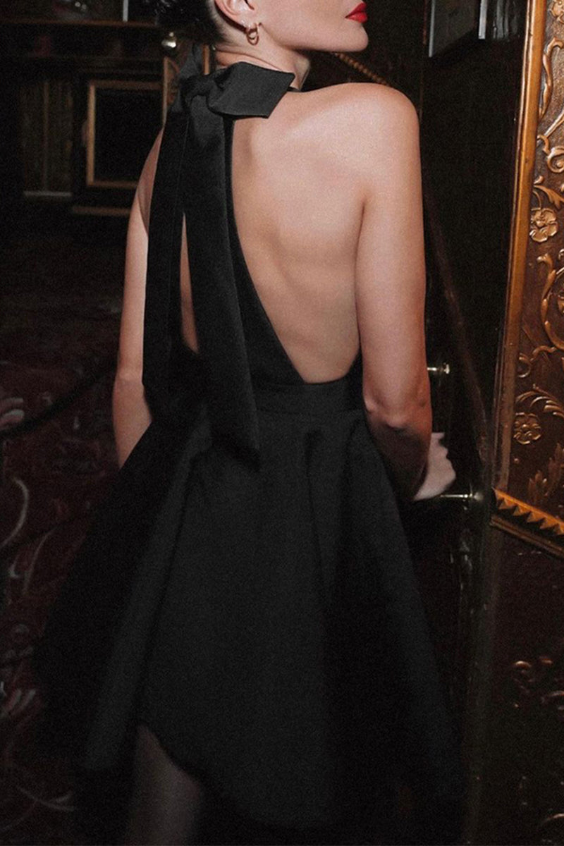 Elegante vestido de noche liso sin espalda con lazo y cuello halter