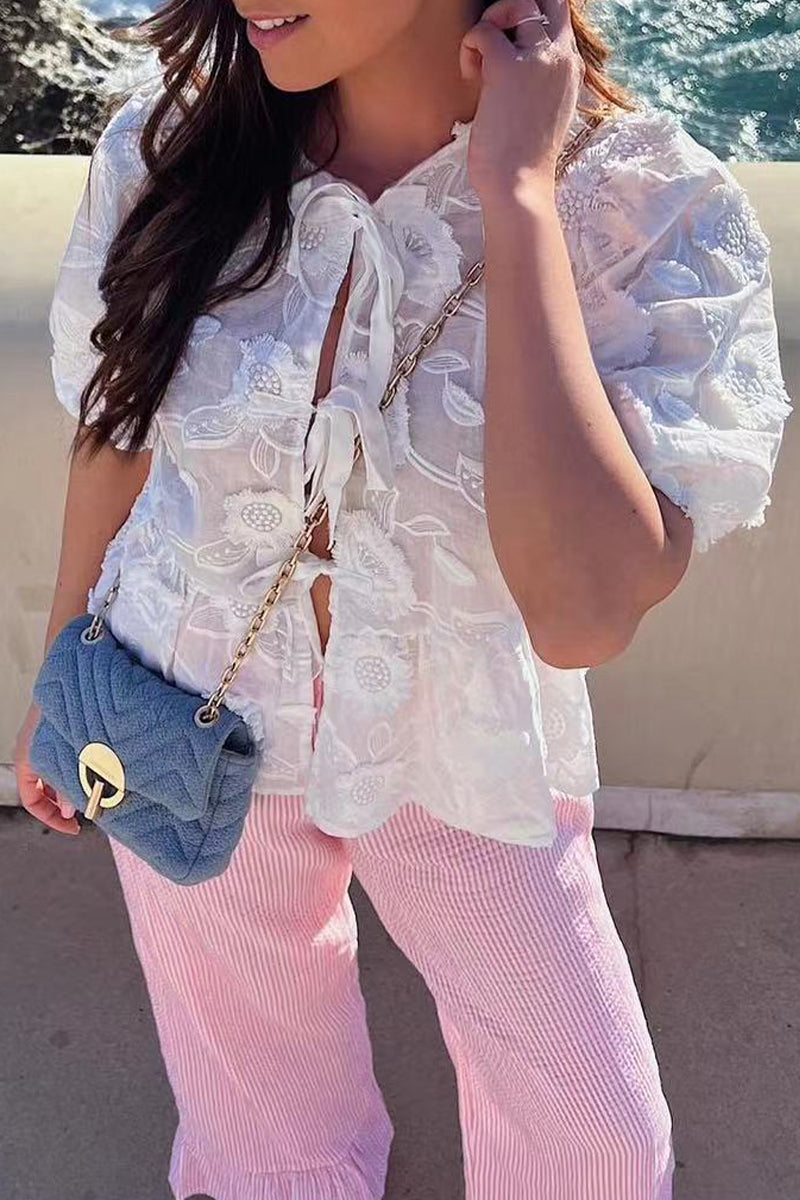 Dulce y elegante top de encaje sólido con frenillo y lazo en el cuello redondo