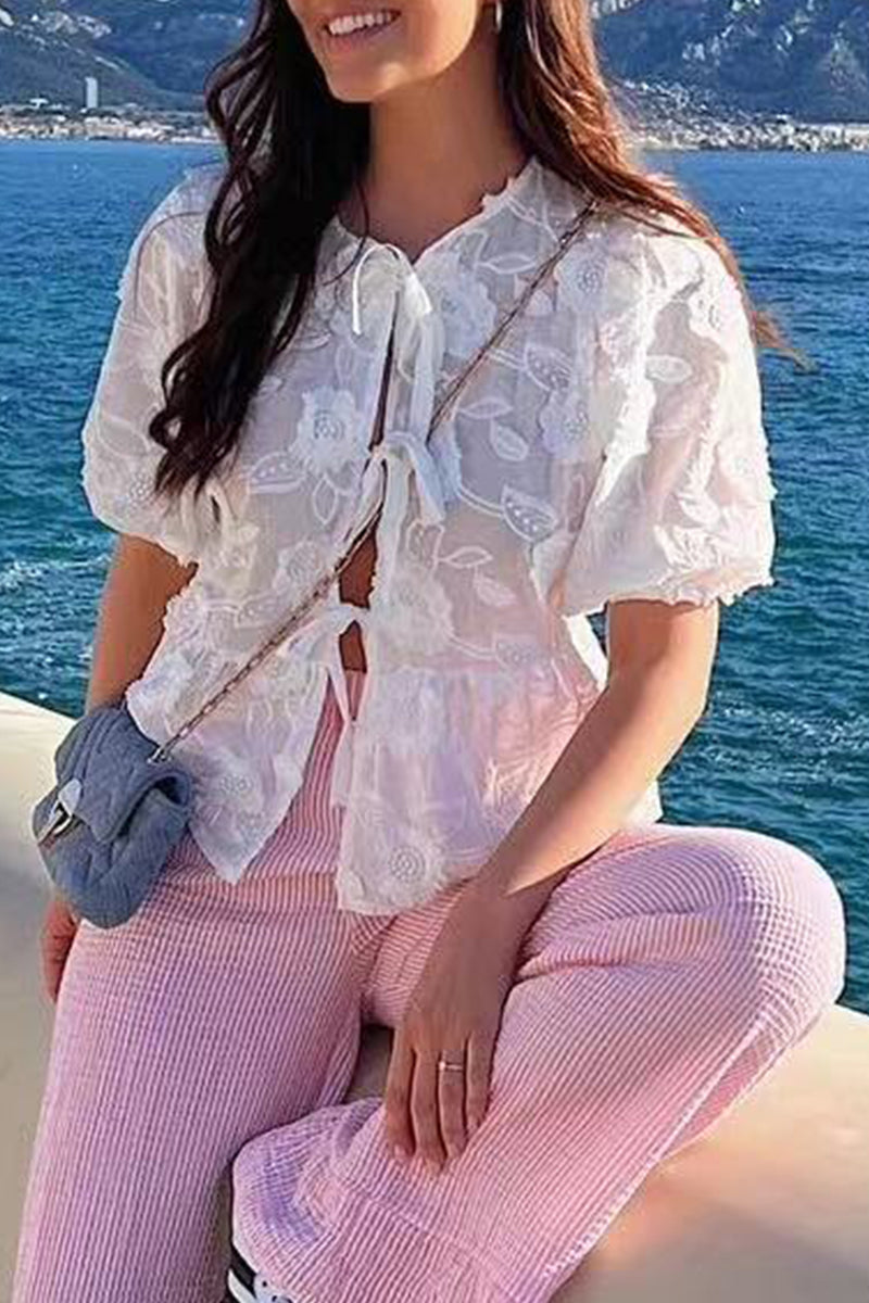 Dulce y elegante top de encaje sólido con frenillo y lazo en el cuello redondo