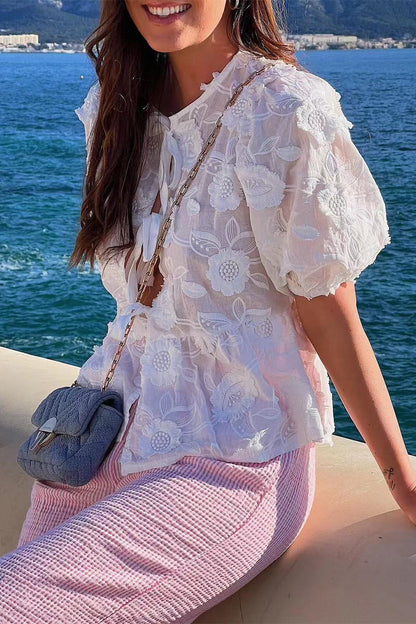 Dulce y elegante top de encaje sólido con frenillo y lazo en el cuello redondo