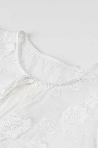 Dulce y elegante top de encaje sólido con frenillo y lazo en el cuello redondo