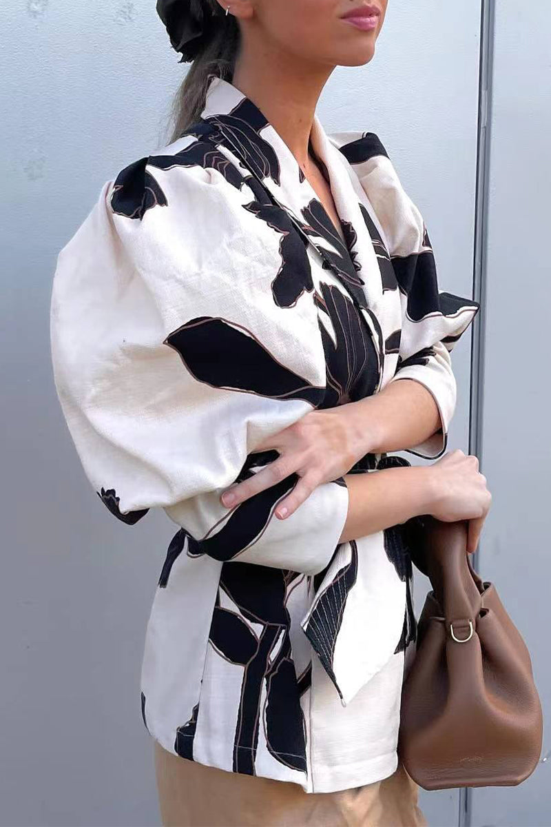 Elegante blusa con cuello vuelto en contraste, ahuecada y estampado geométrico