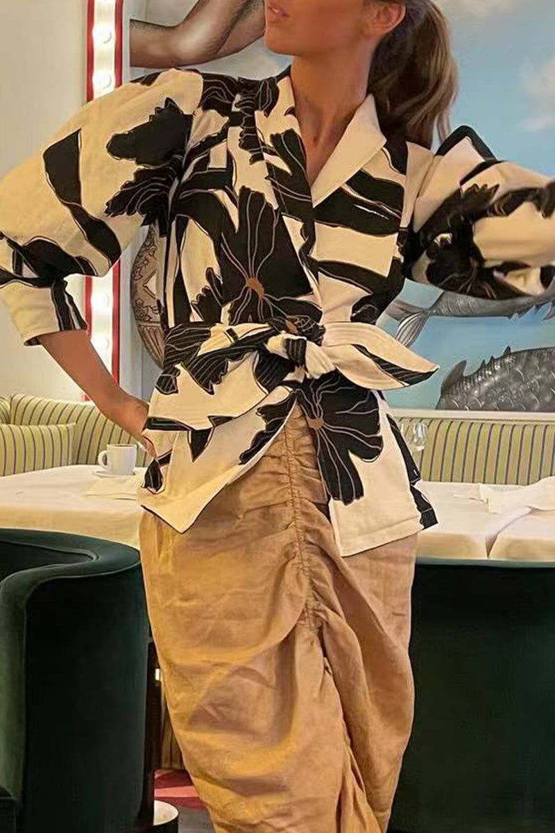 Elegante blusa con cuello vuelto en contraste, ahuecada y estampado geométrico