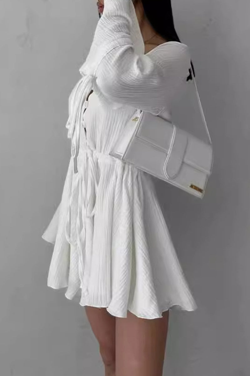 Mono elegante de color liso con cuello en V y frenillo con cordón ajustable