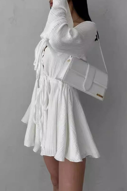 Mono elegante de color liso con cuello en V y frenillo con cordón ajustable