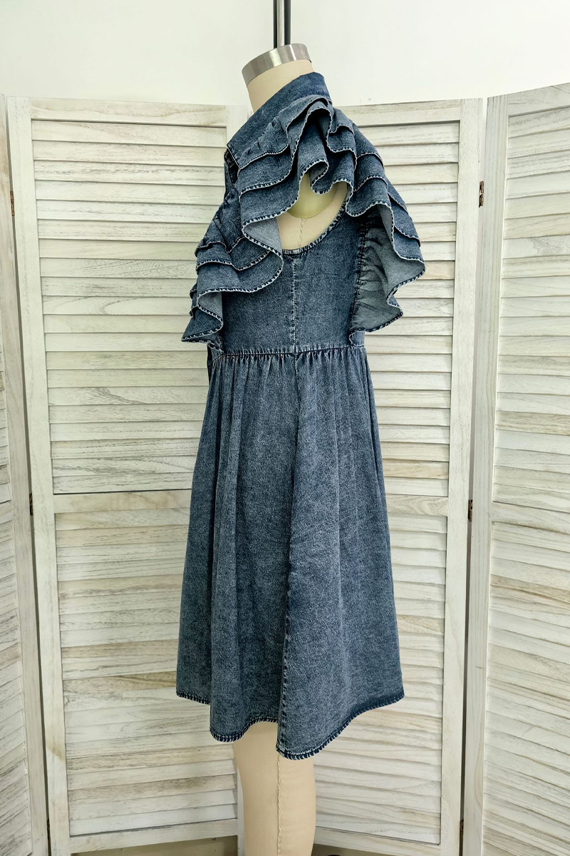 Vestido vaquero informal de manga corta con cuello vuelto, bolsillos desgastados y volantes en color liso