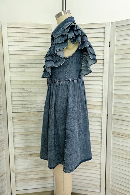 Vestido vaquero informal de manga corta con cuello vuelto, bolsillos desgastados y volantes en color liso