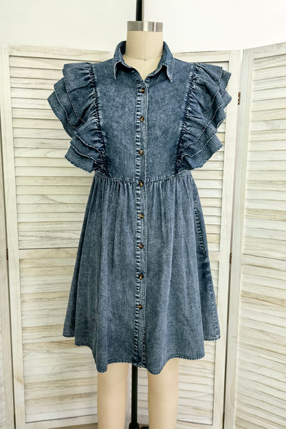 Vestido vaquero informal de manga corta con cuello vuelto, bolsillos desgastados y volantes en color liso