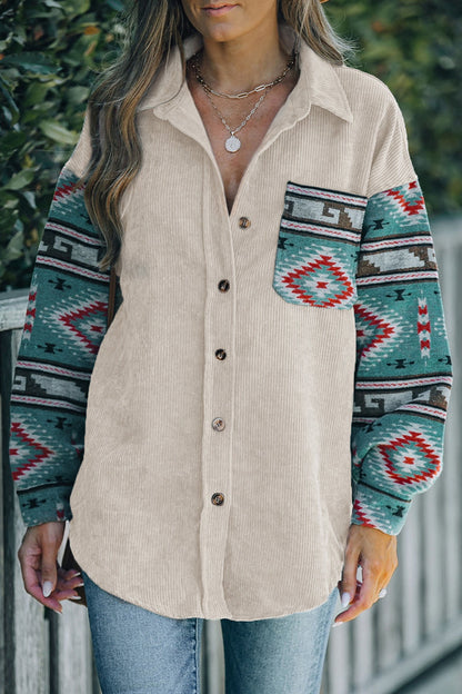 Blusa informal con cuello vuelto, estampado geométrico, bolsillos y patchwork en contraste