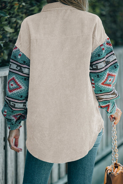 Blusa informal con cuello vuelto, estampado geométrico, bolsillos y patchwork en contraste