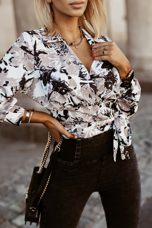 Blusas casuales con cuello vuelto, cordones y estampado geométrico