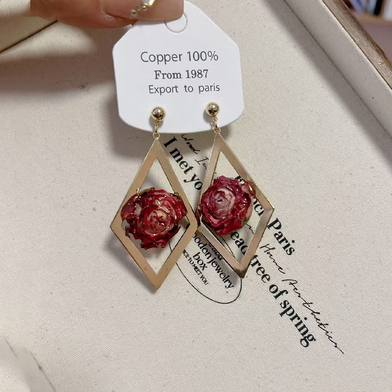 Elegantes pendientes con adornos de metal y retazos de flores reales (cada uno es único)