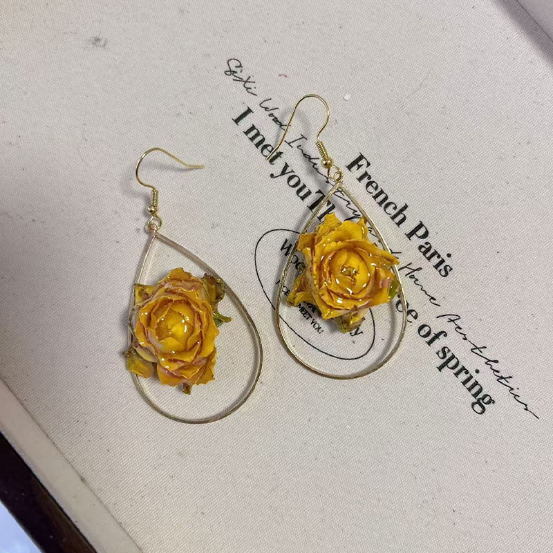 Elegantes pendientes con adornos de metal y retazos de flores reales (cada uno es único)