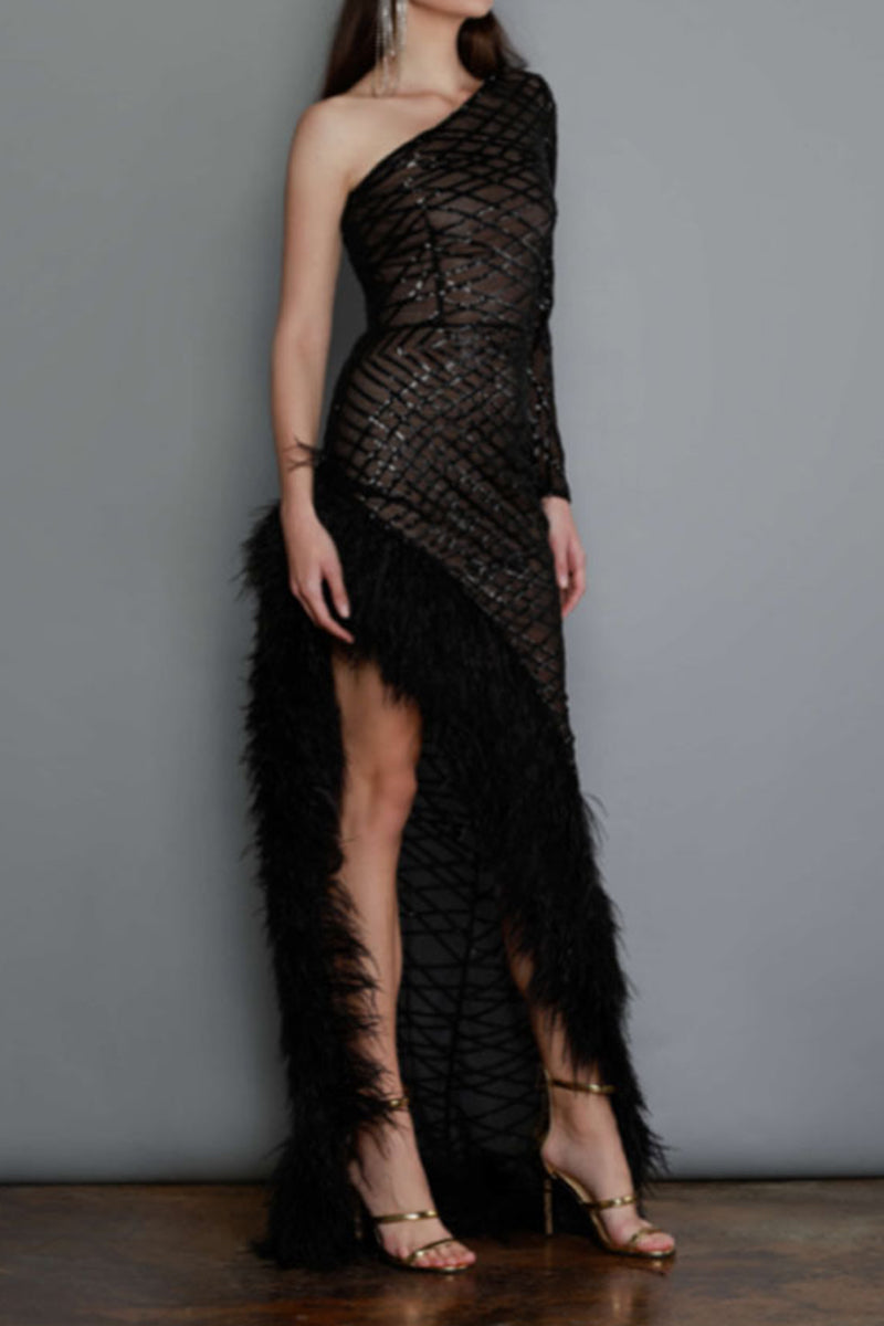 Vestidos de noche sexys de fiesta con hombros caídos, malla irregular y dobladillo de plumas