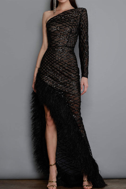 Vestidos de noche sexys de fiesta con hombros caídos, malla irregular y dobladillo de plumas